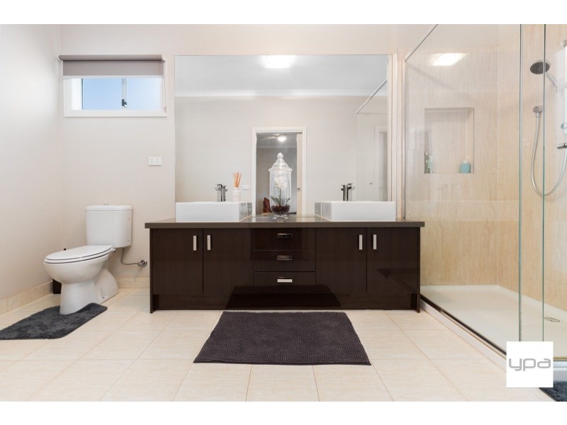 17 Beaconsfield Lane, Caroline Springs VIC 3023