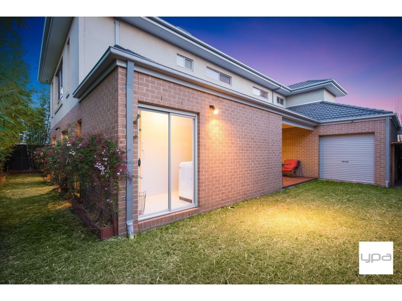 17 Beaconsfield Lane, Caroline Springs VIC 3023