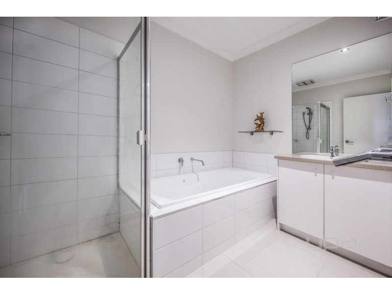 22/8 The Crossing, Caroline Springs VIC 3023