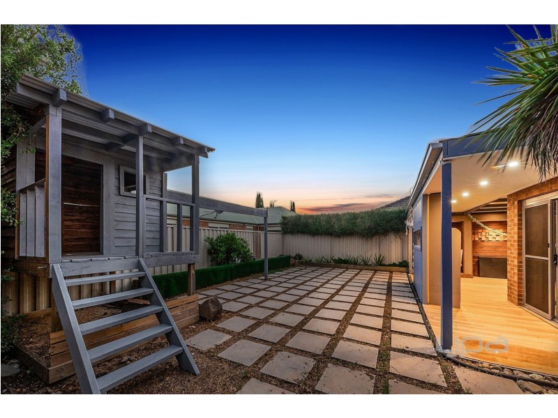 7 Edgbaston Parade, Caroline Springs VIC 3023