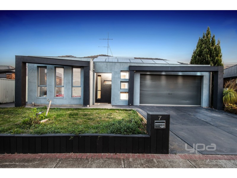 7 Edgbaston Parade, Caroline Springs VIC 3023
