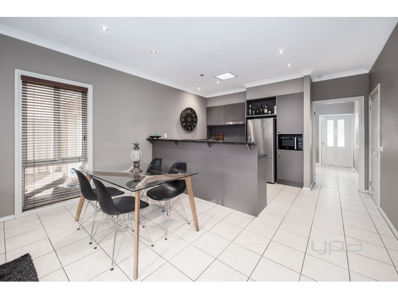 27 Cobaw Circuit, Caroline Springs VIC 3023