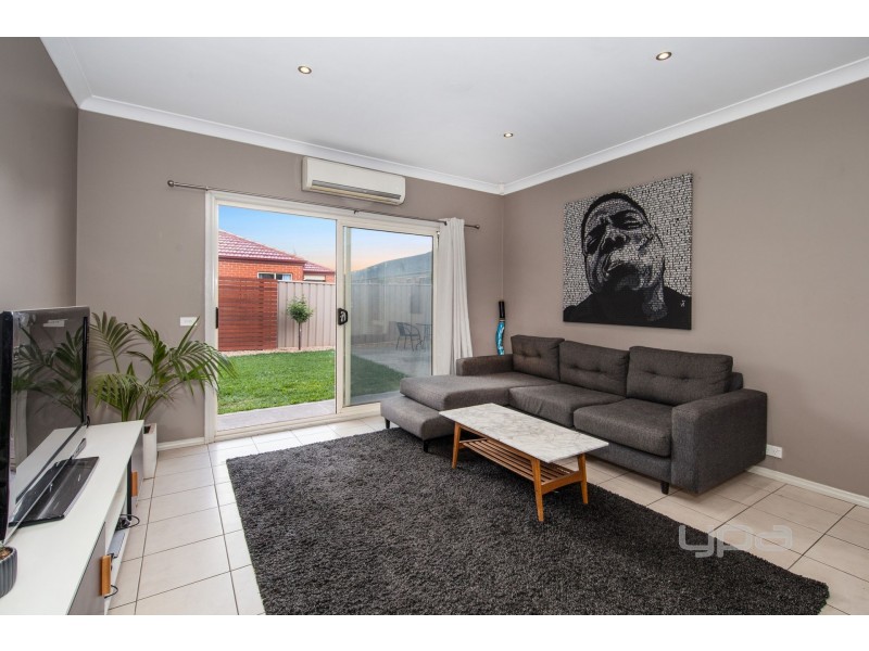 27 Cobaw Circuit, Caroline Springs VIC 3023