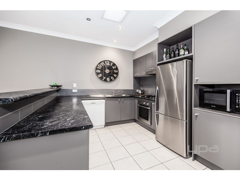 27 Cobaw Circuit, Caroline Springs VIC 3023