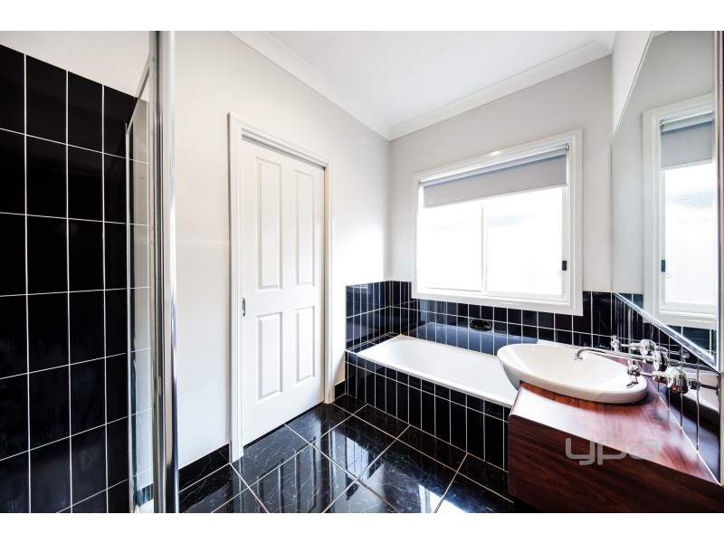 27 Cobaw Circuit, Caroline Springs VIC 3023