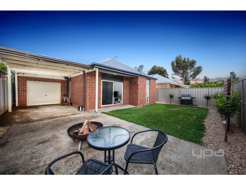 27 Cobaw Circuit, Caroline Springs VIC 3023