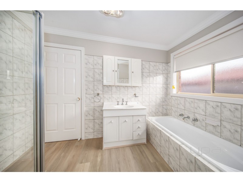 1/4 Carroll Street, Deer Park VIC 3023