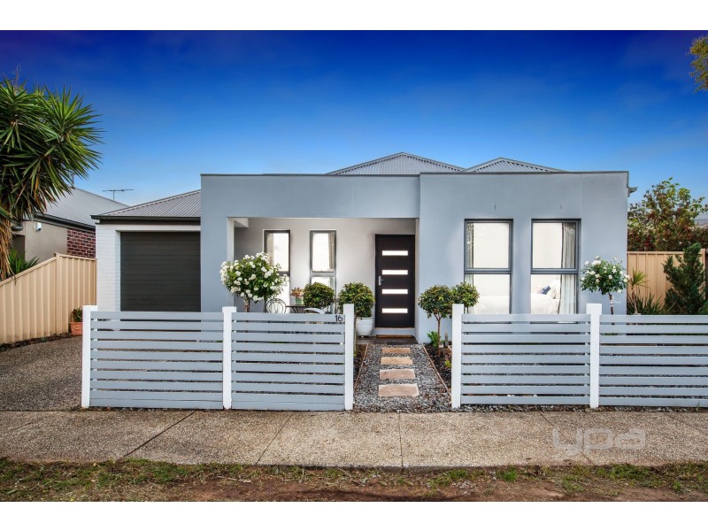 16 Hawthorn Way, Caroline Springs VIC 3023