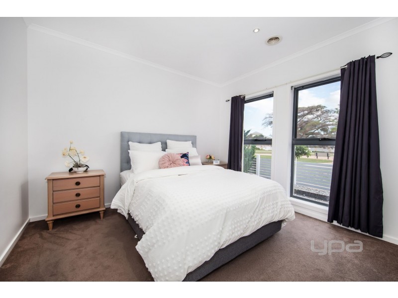 16 Hawthorn Way, Caroline Springs VIC 3023