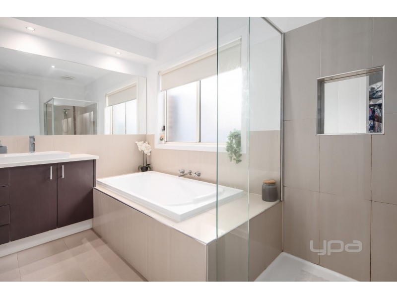 16 Hawthorn Way, Caroline Springs VIC 3023