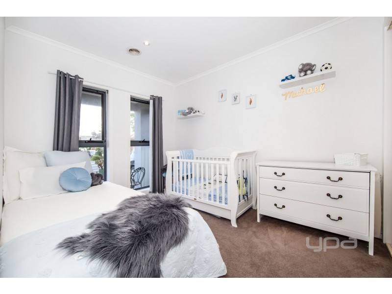 16 Hawthorn Way, Caroline Springs VIC 3023