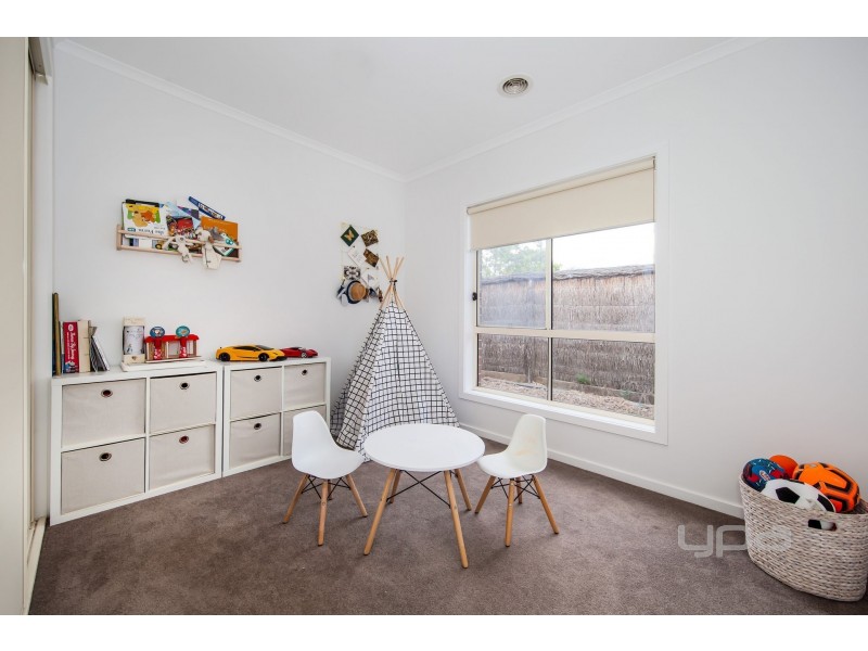 16 Hawthorn Way, Caroline Springs VIC 3023