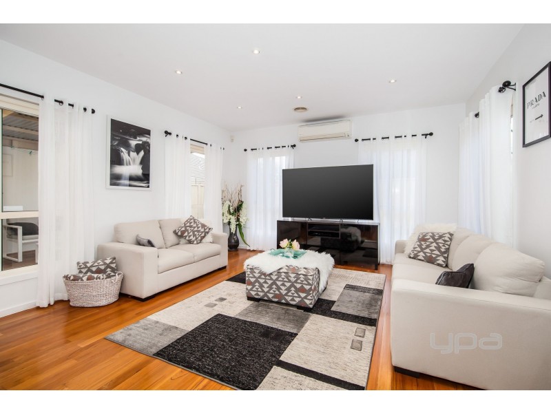 16 Hawthorn Way, Caroline Springs VIC 3023