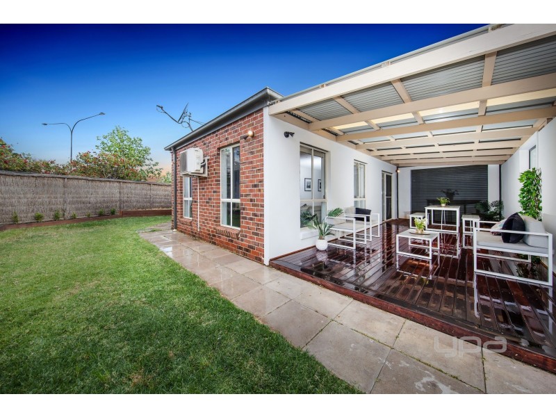 16 Hawthorn Way, Caroline Springs VIC 3023