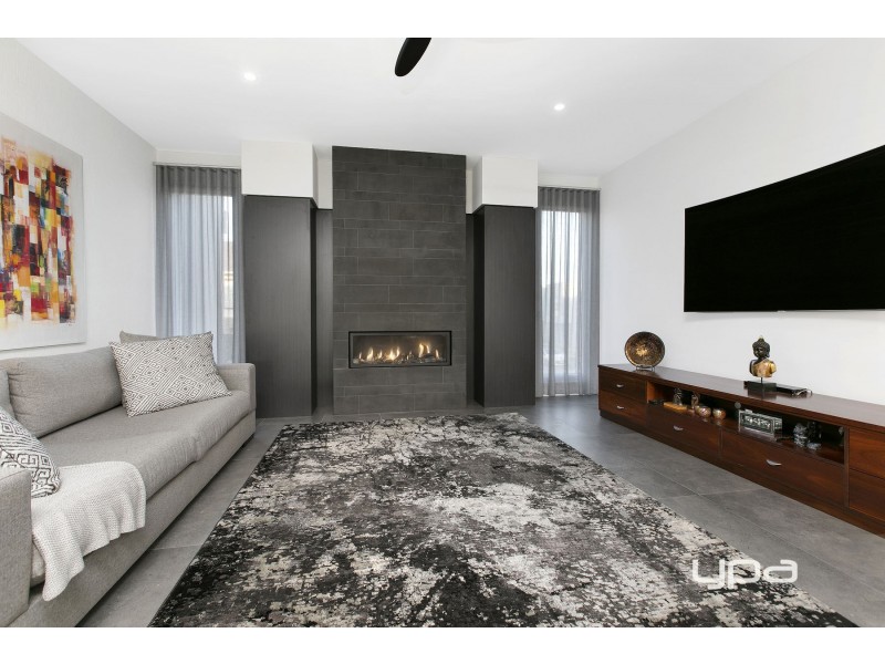 1/156 The Esplanade, Caroline Springs VIC 3023