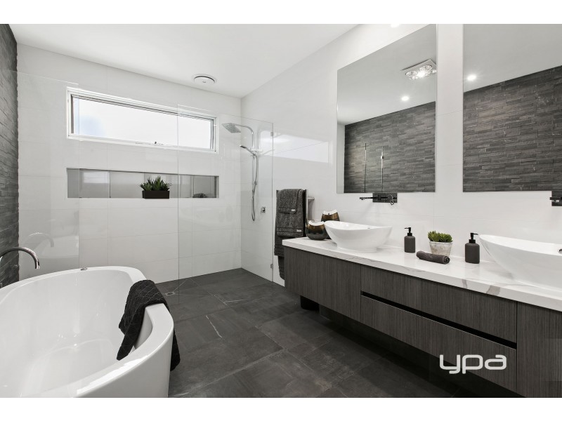 1/156 The Esplanade, Caroline Springs VIC 3023