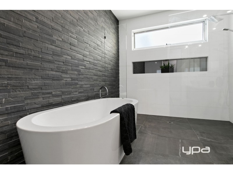 1/156 The Esplanade, Caroline Springs VIC 3023