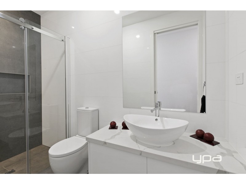 1/156 The Esplanade, Caroline Springs VIC 3023