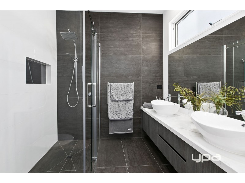 1/156 The Esplanade, Caroline Springs VIC 3023