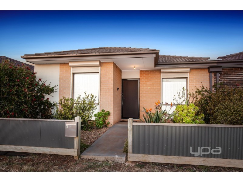 5/2 Elizabeth Street, Rockbank VIC 3335