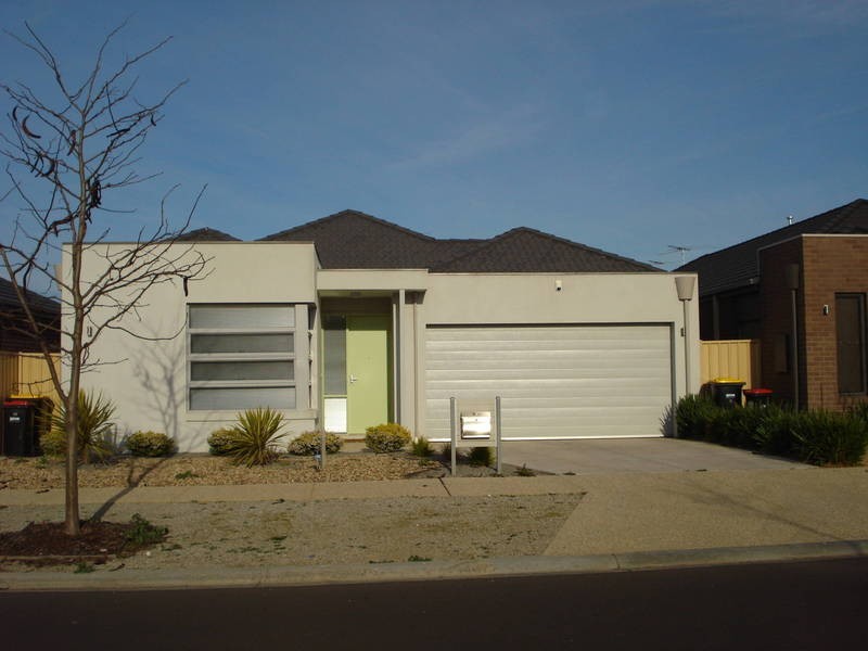 10 Holland Way, Caroline Springs VIC 3023