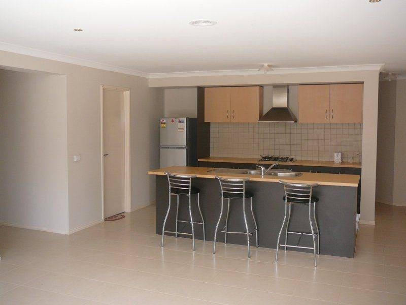 5 Weigall Close, Caroline Springs VIC 3023