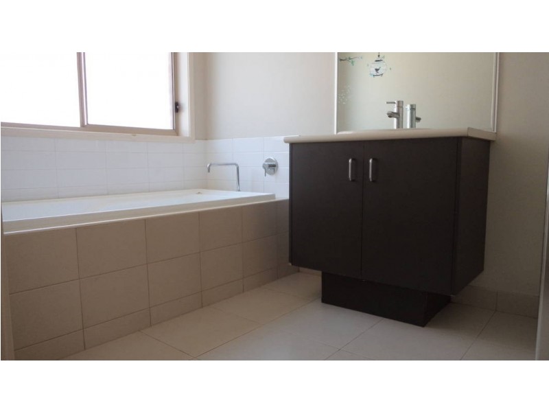 5 Weigall Close, Caroline Springs VIC 3023