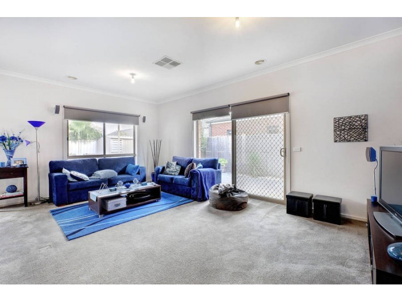 13 Calthorpe Green, Caroline Springs VIC 3023