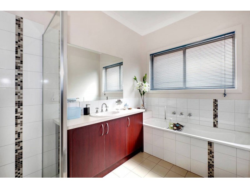 13 Calthorpe Green, Caroline Springs VIC 3023