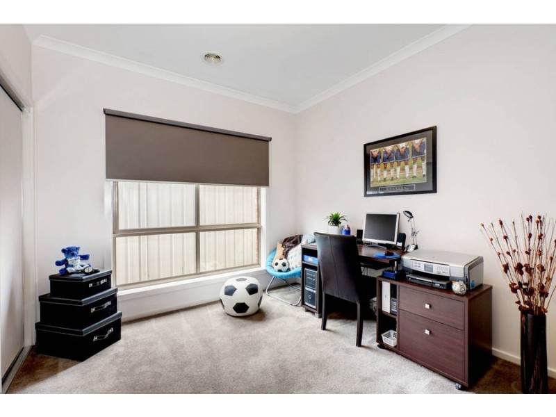 13 Calthorpe Green, Caroline Springs VIC 3023