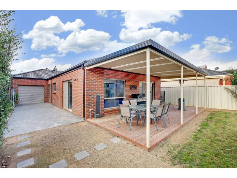 13 Calthorpe Green, Caroline Springs VIC 3023
