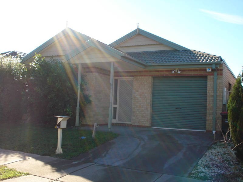 19 Willandra Loop, Caroline Springs VIC 3023