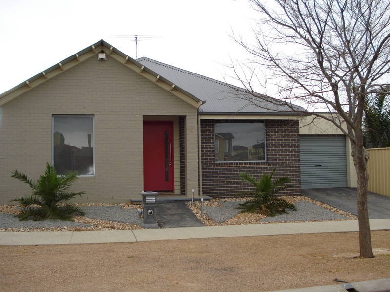 15 Kooyong Way, Caroline Springs VIC 3023