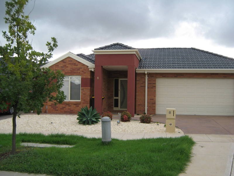 8 Oakview Prd, Caroline Springs VIC 3023