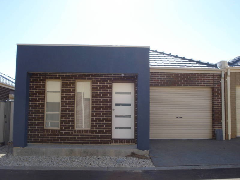 5/40 McCubbin Way, Caroline Springs VIC 3023