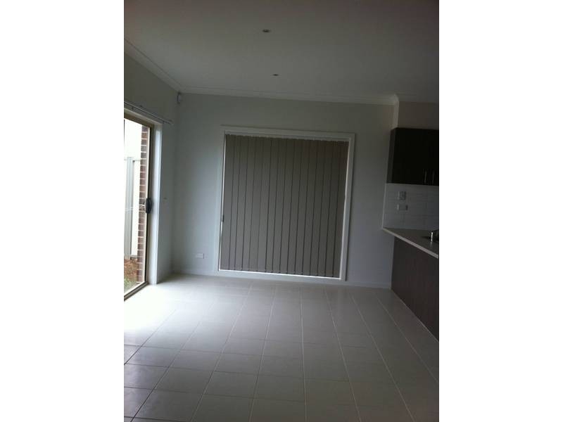 5/40 McCubbin Way, Caroline Springs VIC 3023