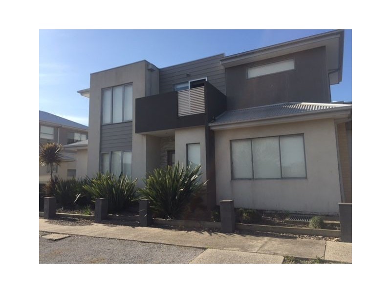 1/10-12  Kooyong Way, Caroline Springs VIC 3023