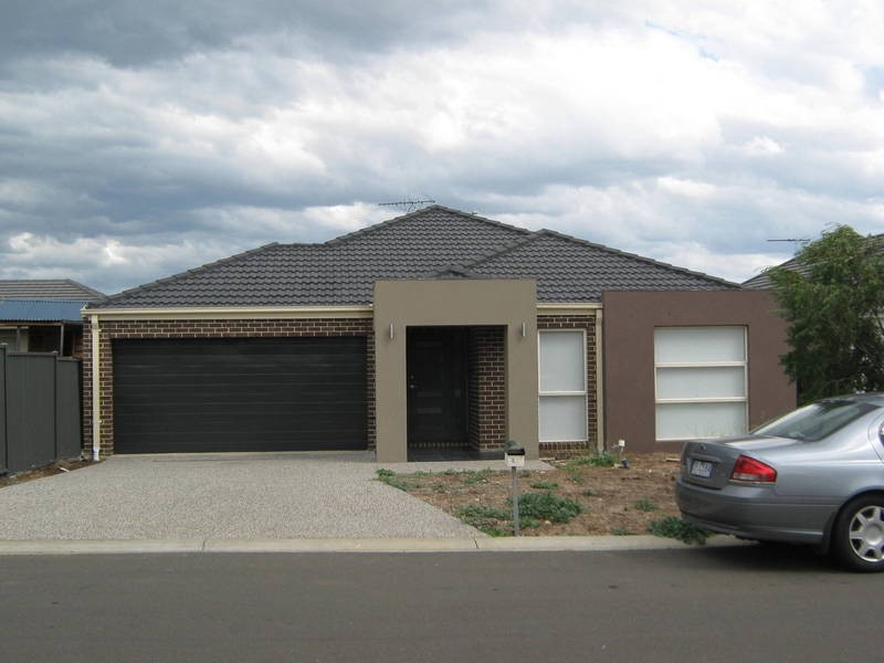 2  Lancley Green, Caroline Springs VIC 3023