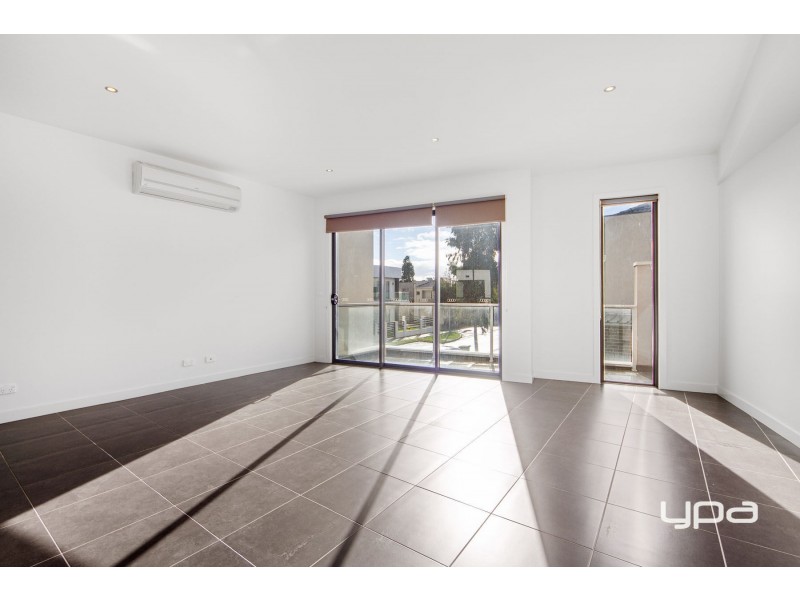 2/25 Boathouse Drive, Caroline Springs VIC 3023