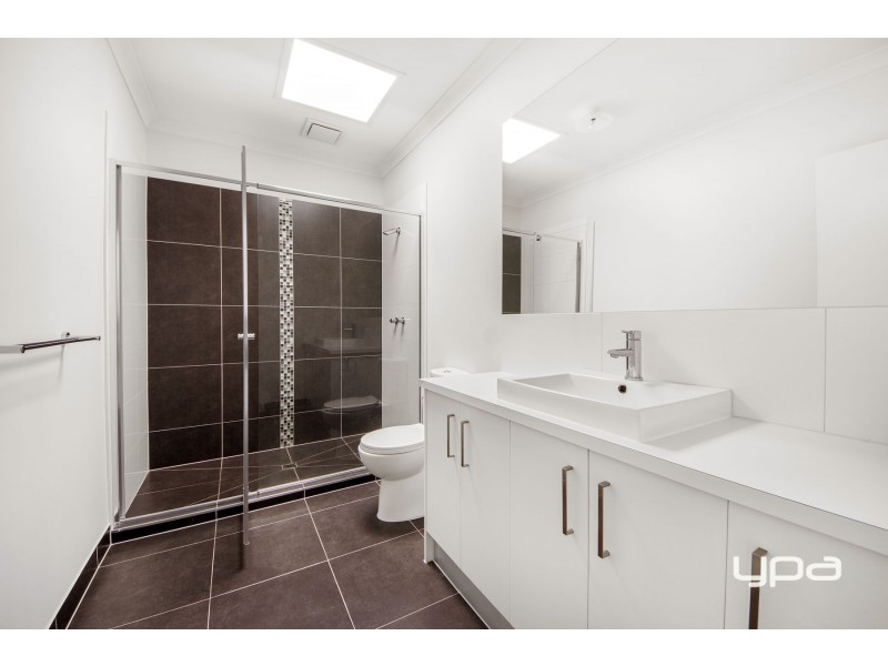 2/25 Boathouse Drive, Caroline Springs VIC 3023