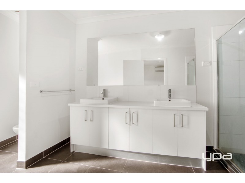 2/25 Boathouse Drive, Caroline Springs VIC 3023