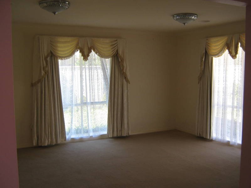 2  Squires Cct, Caroline Springs VIC 3023