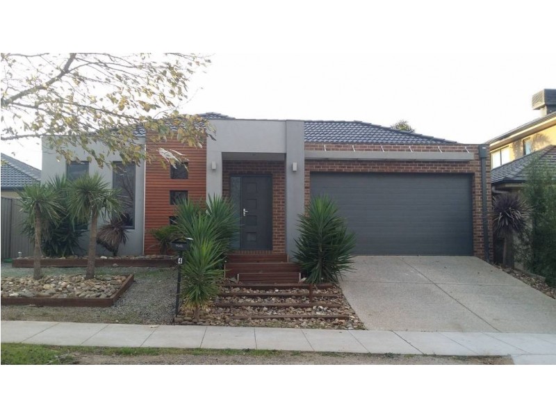 4 Duneira Grove, Caroline Springs VIC 3023