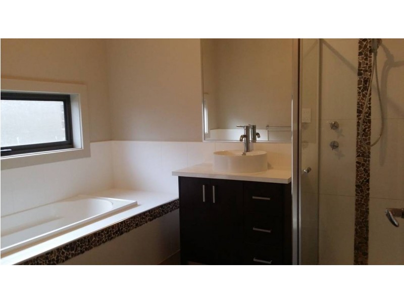 4 Duneira Grove, Caroline Springs VIC 3023