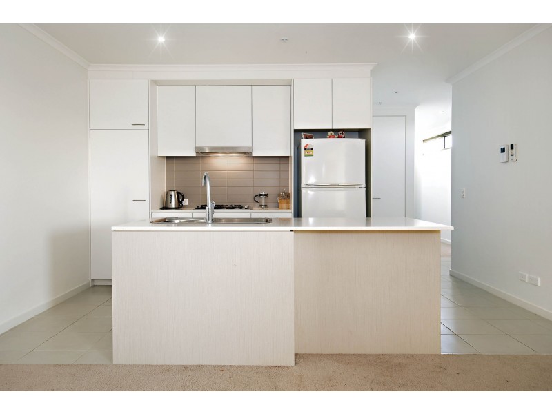 17/76 The Esplanade, Caroline Springs VIC 3023