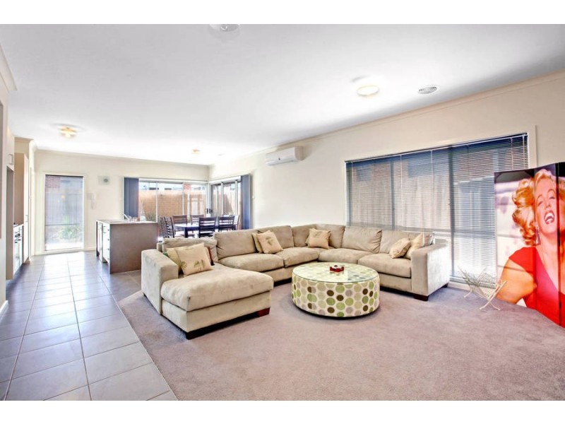 8 Bunyip Walk, Caroline Springs VIC 3023