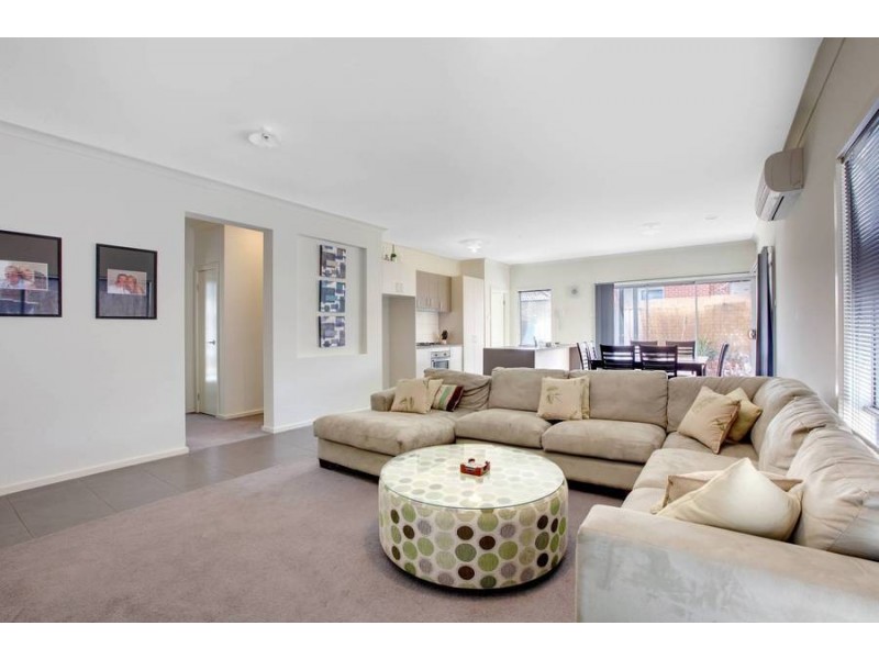 8 Bunyip Walk, Caroline Springs VIC 3023