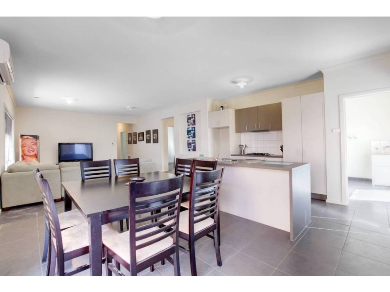 8 Bunyip Walk, Caroline Springs VIC 3023