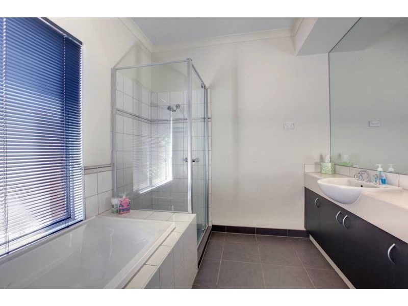 8 Bunyip Walk, Caroline Springs VIC 3023