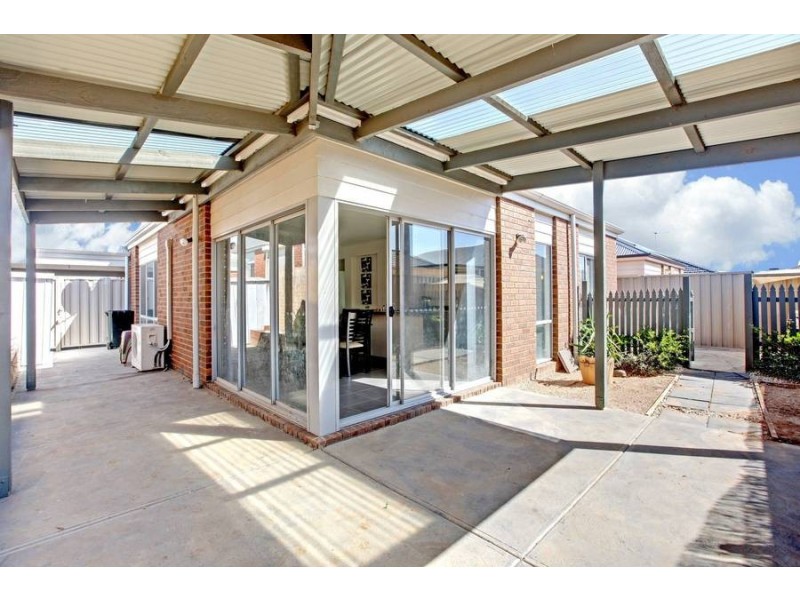 8 Bunyip Walk, Caroline Springs VIC 3023